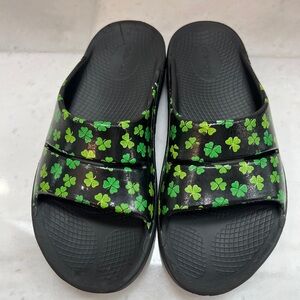 Women's OOFOS size 9